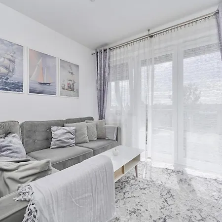 Spacious Suitable For Remote Work With Balcony & Parking By Renters Апартаменти *