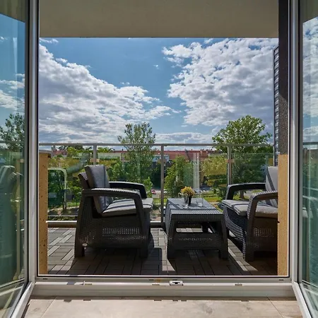 Spacious Suitable For Remote Work With Balcony & Parking By Renters Апартаменти Вроцлав