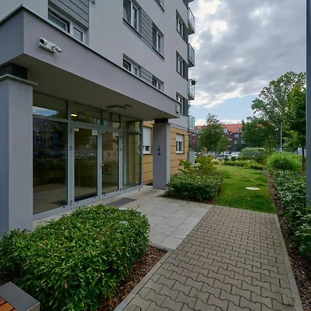 Spacious Suitable For Remote Work With Balcony & Parking By Renters Βρότσλαβ