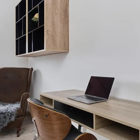 Spacious Suitable For Remote Work With Balcony & Parking By Renters Апартаменти