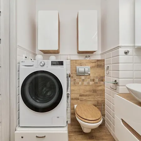 Spacious Suitable For Remote Work With Balcony & Parking By Renters