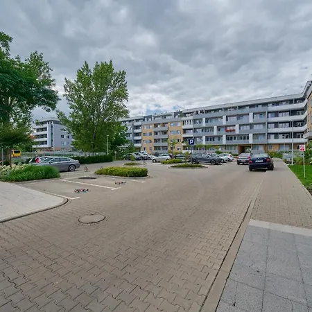 Spacious Suitable For Remote Work With Balcony & Parking By Renters Вроцлав