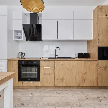 Апартаменти Spacious Suitable For Remote Work With Balcony & Parking By Renters