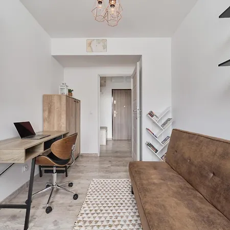 Spacious Suitable For Remote Work With Balcony & Parking By Renters Апартаменти Вроцлав