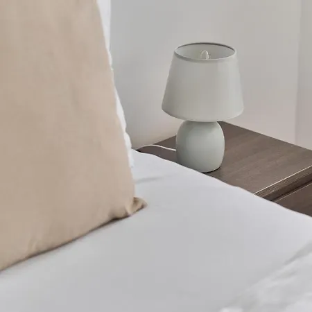 Spacious Suitable For Remote Work With Balcony & Parking By Renters Διαμέρισμα *