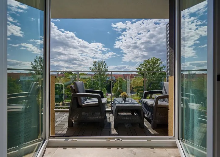 Spacious Suitable For Remote Work With Balcony & Parking By Renters Апартаменти Вроцлав