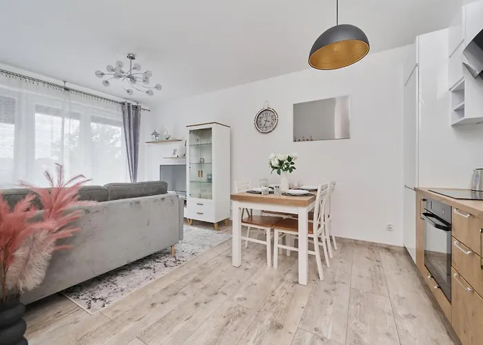 Spacious Suitable For Remote Work With Balcony & Parking By Renters Апартаменти *