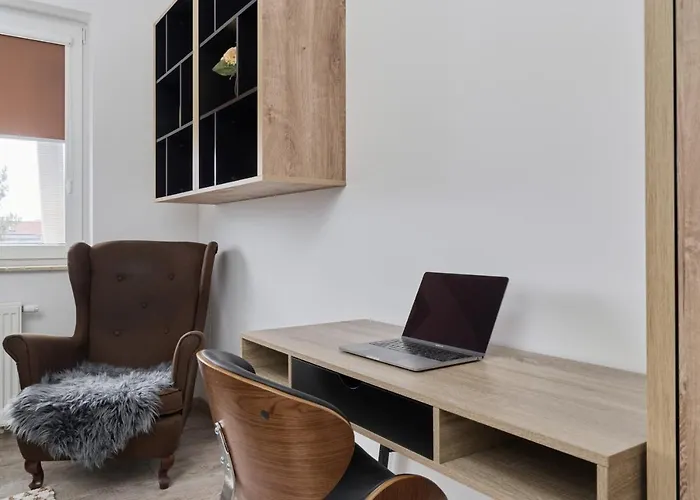 Spacious Suitable For Remote Work With Balcony & Parking By Renters Апартаменти