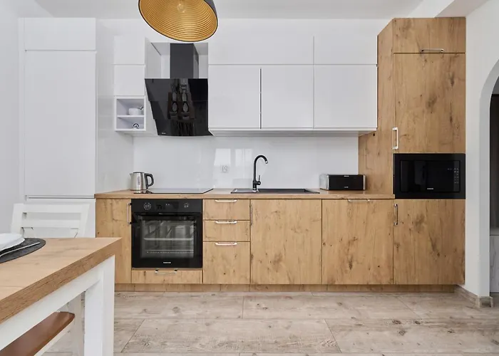 Апартаменти Spacious Suitable For Remote Work With Balcony & Parking By Renters