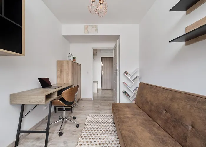 Spacious Suitable For Remote Work With Balcony & Parking By Renters Апартаменти Вроцлав