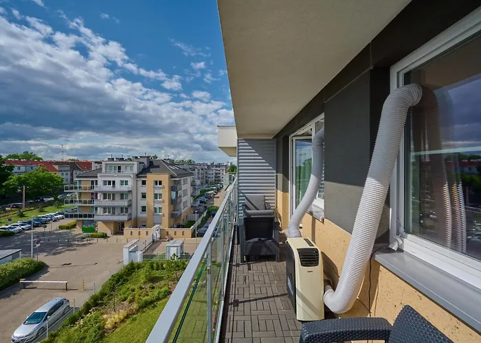 Spacious Suitable For Remote Work With Balcony & Parking By Renters Апартаменти