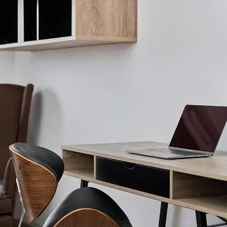 Apartamento Spacious Suitable For Remote Work With Balcony & Parking By Renters