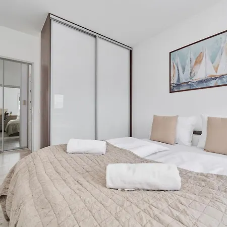 Spacious Suitable For Remote Work With Balcony & Parking By Renters Wrocław