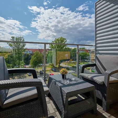 Apartment Spacious Suitable For Remote Work With Balcony & Parking By Renters *
