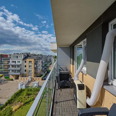 Spacious Suitable For Remote Work With Balcony & Parking By Renters Apartamento