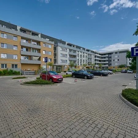 Spacious Suitable For Remote Work With Balcony & Parking By Renters Wroclaw