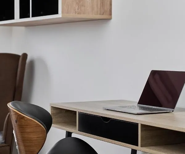 公寓 Spacious Suitable For Remote Work With Balcony & Parking By Renters